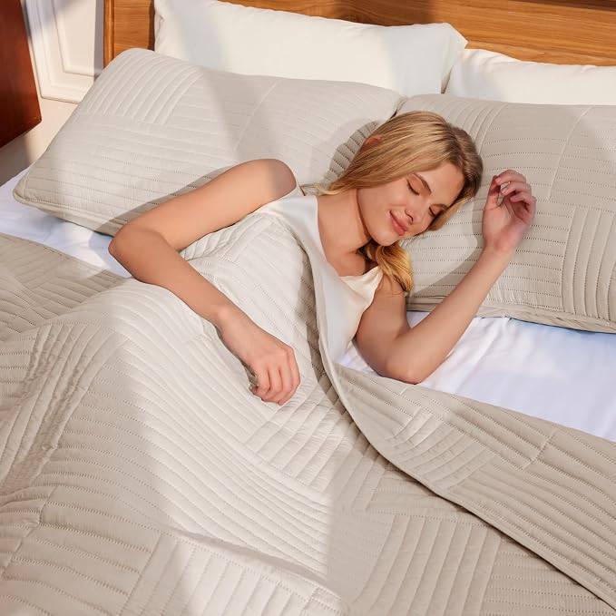 Whale Flotilla Ultra Soft King Quilt Bedding Set, Lightweight Microfiber Brich - Image 4
