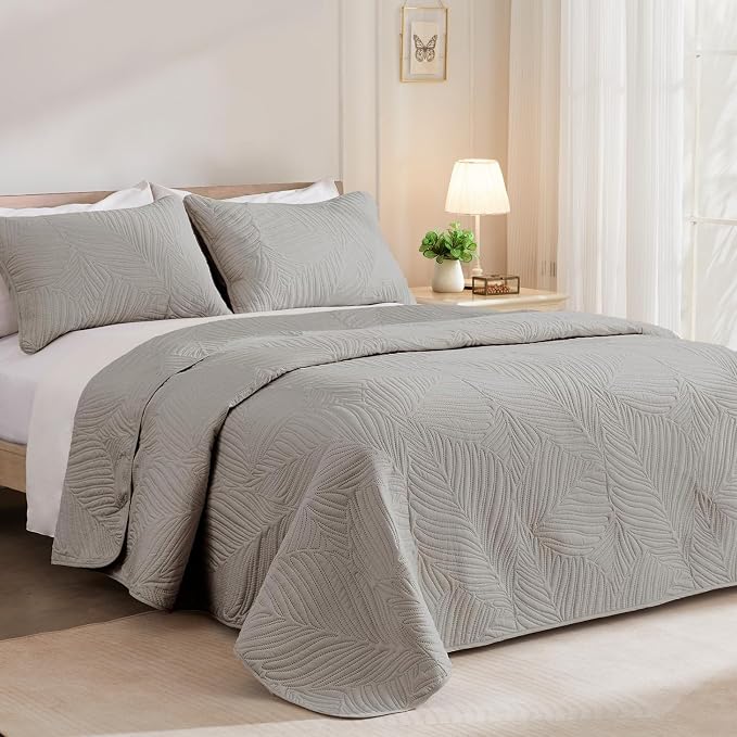 Exclusivo Mezcla California King Quilt Bedding Set, Lightweight Light Grey - Image 2