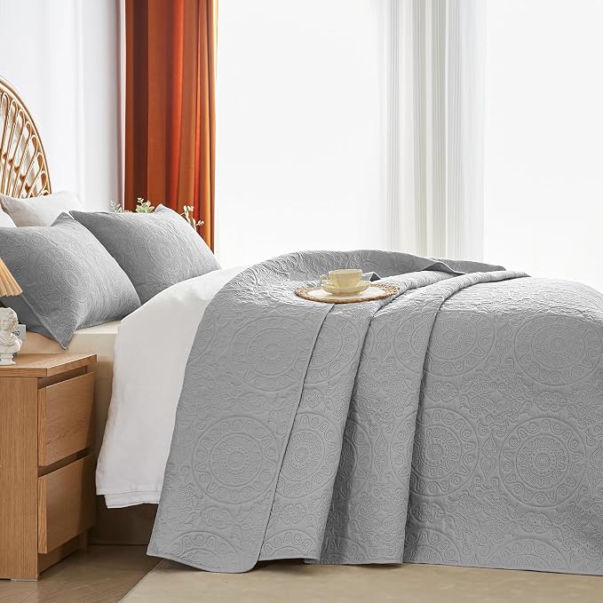 WURUIBO Light Gray Quilt Set King/Cal King Size, Embossing Microfiber Bedspreads - Image 3