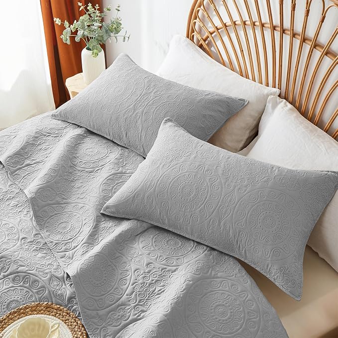 WURUIBO Light Gray Quilt Set Queen Size, Embossing Microfiber Full Bedspreads - Image 3